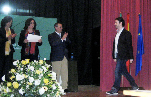 El momento de la entrega. Foto: Rosa Merlo