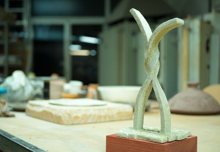 El trofeo del Aula de Flamenco en el Taller de Cerámica de la Escuela de Artes